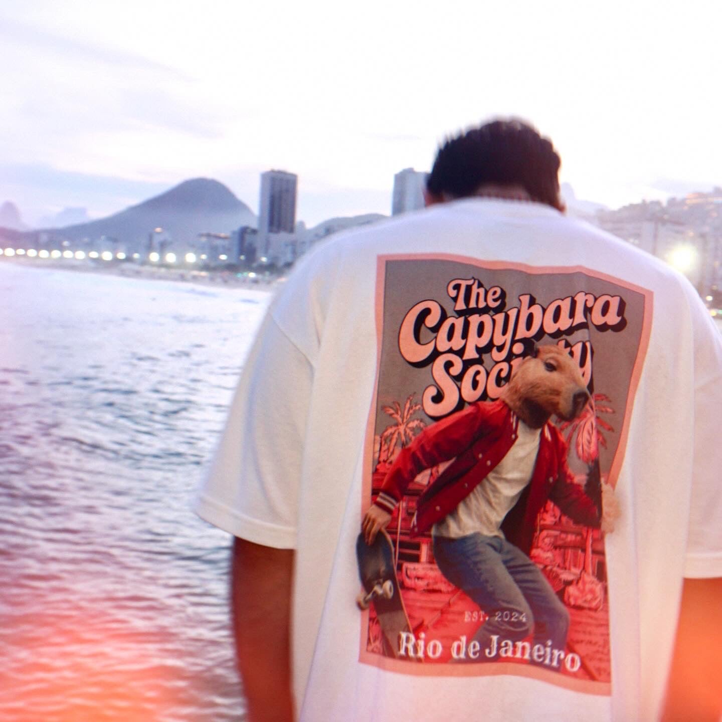 Camiseta Capivara Skatista "Rebels Against the Mainstream II" | Estilo Urbano e Alternativo | Streetwear Unissex